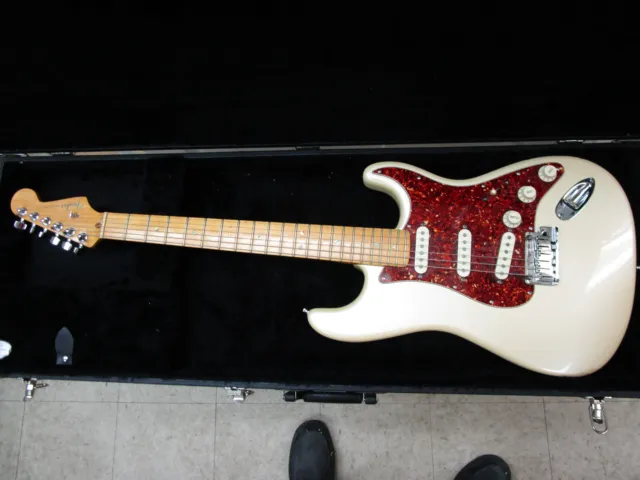 2008 Fender American Deluxe Stratocaster® “V” Neck-Honey Blonde w/ Deluxe Case