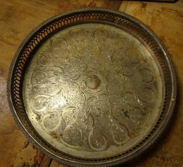 Grand plateau rond artisanal marocain en métal argenté cerclé
