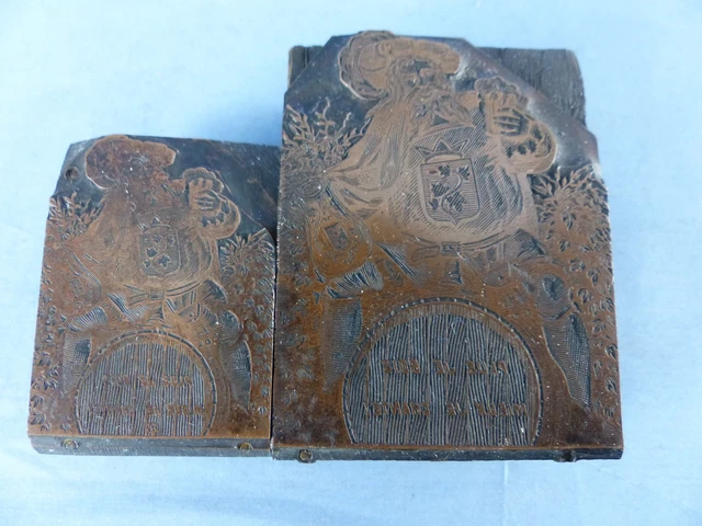 Plaque Imprimerie Plomb Sur Bois - 2 Joueurs De Foot - France - Générique