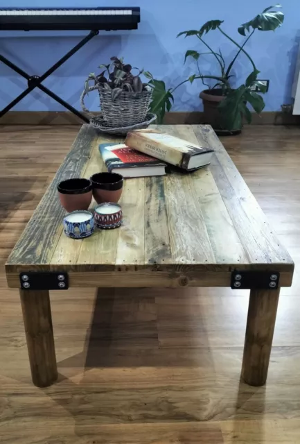 mesa de centro, madera maciza reciclada y metal, estilo rústico/industrial.