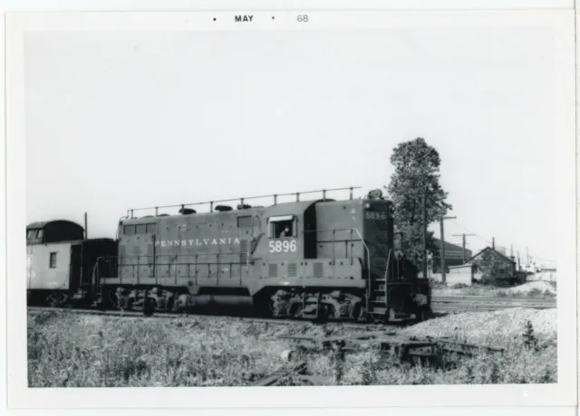 Train Photo - Pennsylvania Railroad #5896 GP7 Locomotive 1967 PRR Chicago IL
