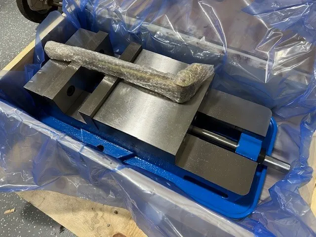 ****NEW****      KURT VISE D100  10"vise with 9.75" opening