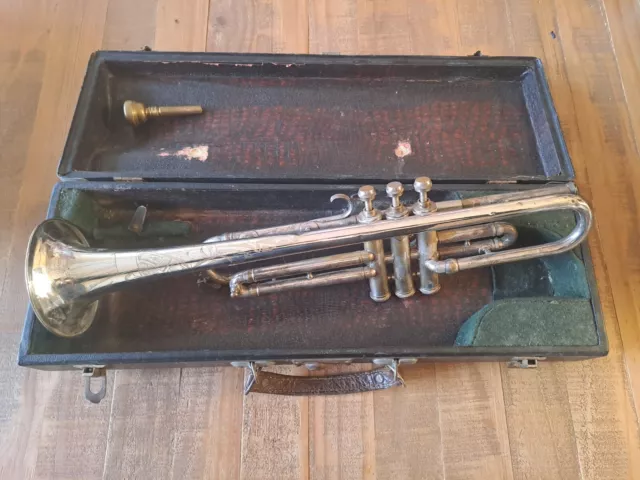 Sehr alte antike verzierte Trompete, Dachbodenfund mit Koffer