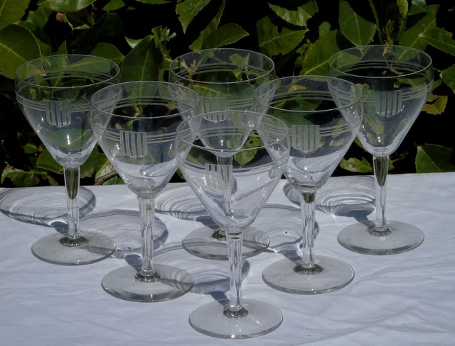 Saint Louis? Service de 6 verres à vin rouge en cristal gravé. Début Xxe s