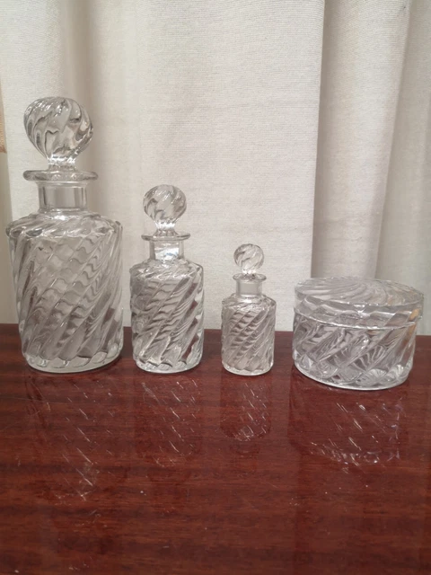 Un flacon avec des fleurs peintes