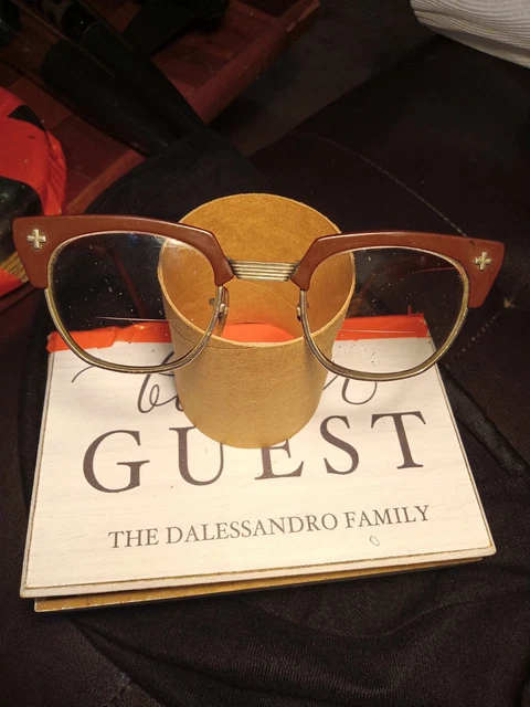 Un Disegno A Fumetti Di Occhiali Da Sole A Forma Di Cuore Con La Forma Del Cuore Blu Sul Fondo. | Vettore Premium