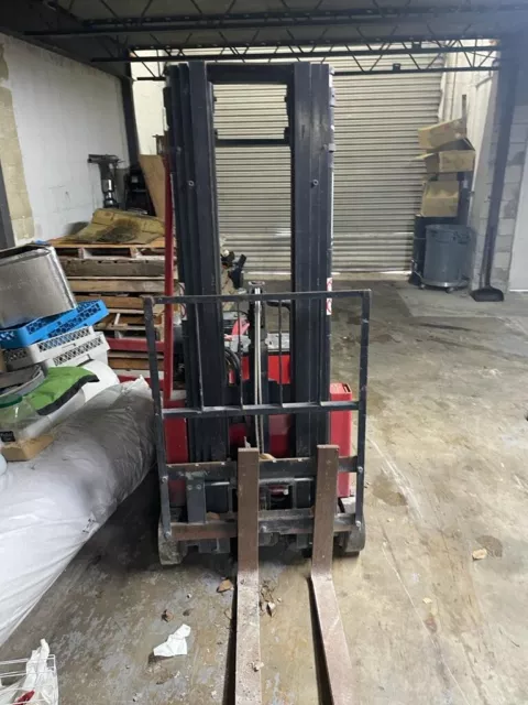 V Marriotti mycros 4 electric forklift, charger included needs new batteries