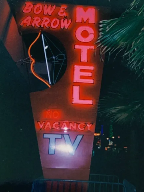 (Kb) PHOTO Photograph Snapshot 4x6 Las Vegas Motel Neon Sign Bow Arrow Artistic