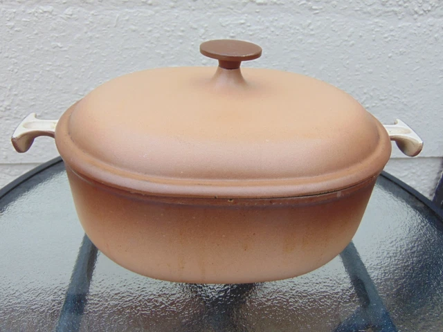 Le Creuset Cast Iron Round Casserole Dish (24cm) | UK