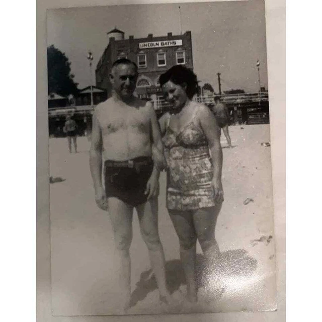 Collectibles Vintage Photo - Couple on the beach in front of the Lincoln Baths