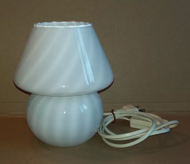 Piccola Lampada da tavolo a Fungo ( Murano ) in vetro con righe a spirale 18 cm Piccola Lampada da tavolo a Fungo ( Murano ) in vetro con righe a spirale 18 cm