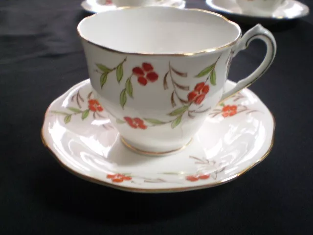 Set Of Four Queen Anne Fine Bone China Tea Cups & Saucers Made In England