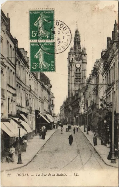 CPA DOUAI - La Rue de la Mairie (136860)