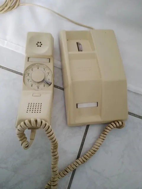 telephone ancien à cadran plastique et metalCONTEMPRA années 70