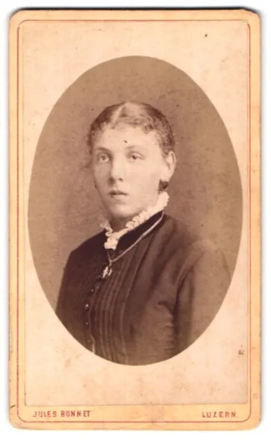 Fotografie Jules Bonnet, Luzern, Portrait junge Dame im Kleid mit Halskette