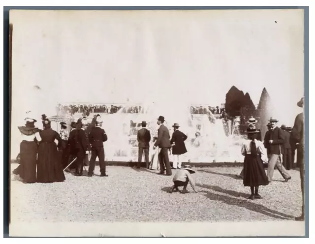 France, Château de Versailles, Scène animée près de la fontaine  Vintage citrate