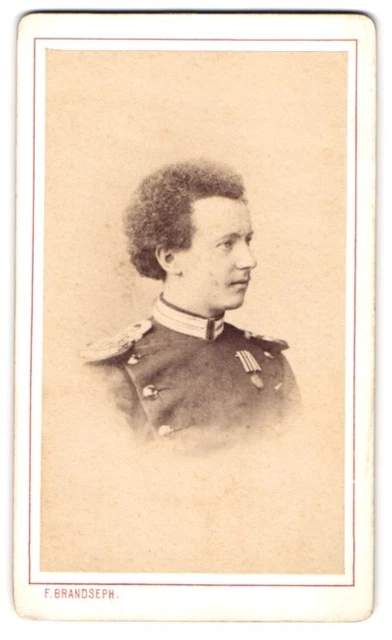 Fotografie F. Brandseph, Stuttgart, junger Soladt in Garde Uniform mit Orden un