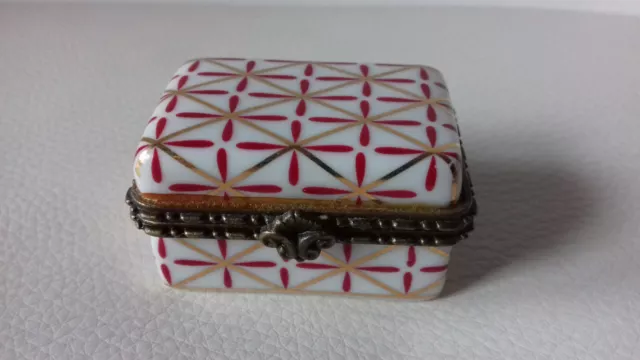 Ancienne boîte à pilules en porcelaine d'art de Limoges - vintage