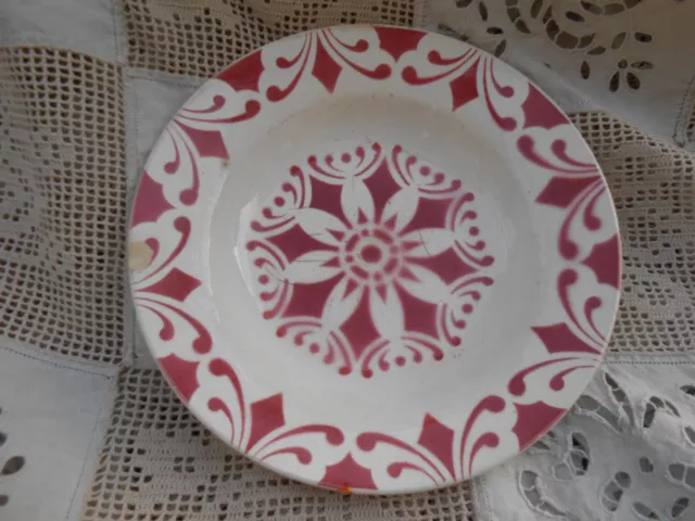 assiette creuse   Digoin , rare décor couleur grenat , style Mauresque 9560