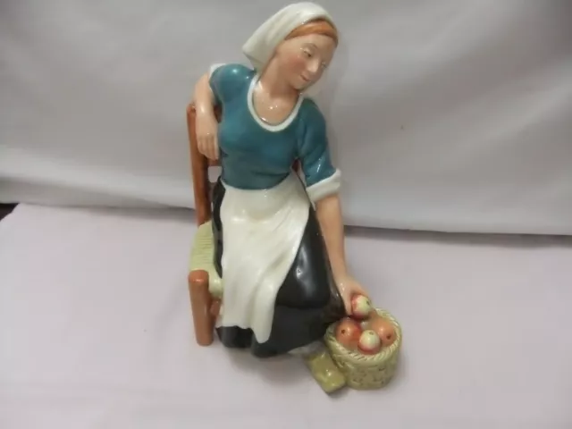 Royal Doulton Figurine HN 2160 THE APPLE MAID Height 17 cm