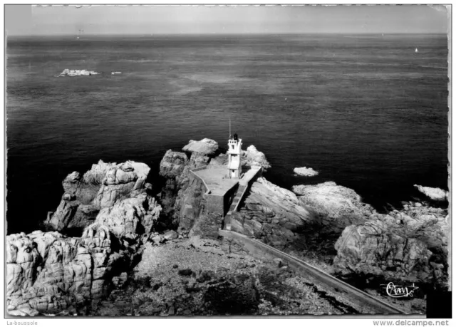 22 ILE DE BREHAT - vue aerienne - le phare du pann et le large.