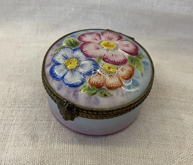 Jolie Boite a Pilules - Porcelaine de Limoges - Fleurs Multicolores