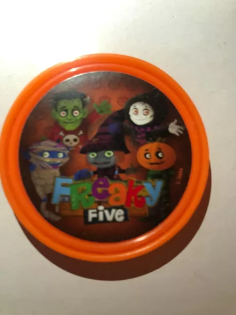 Alton Towers Scarefest Freaky Five Pop Abzeichen mit orangefarbenem Hintergrund