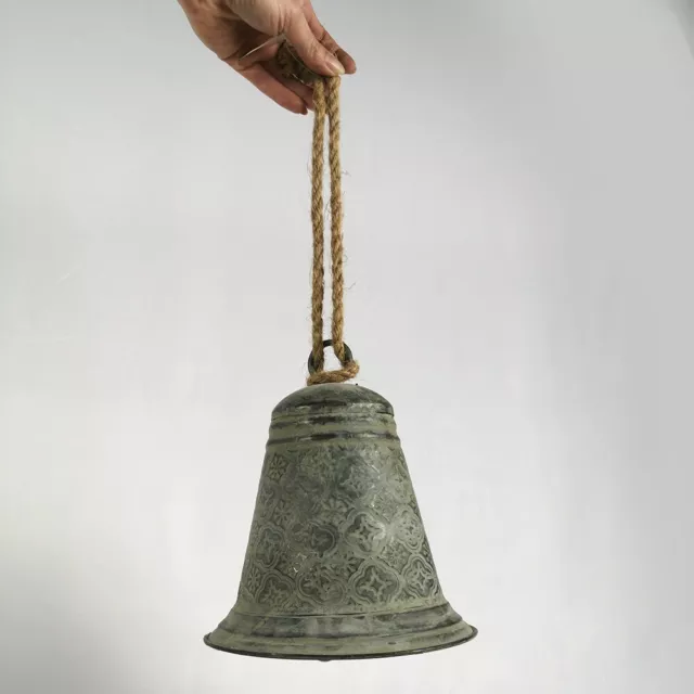 Grosse cloche décorative en métal muni d'un joli cordage en jute.