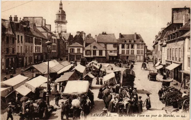 CPA LAMBALLE - La Grande Place un jour de Marché (630180)