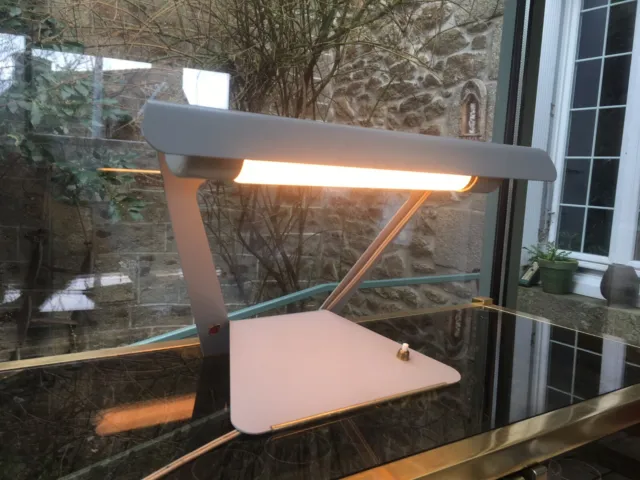 Rare lampe de table de Charlotte Perriand pour Philips des années 50.