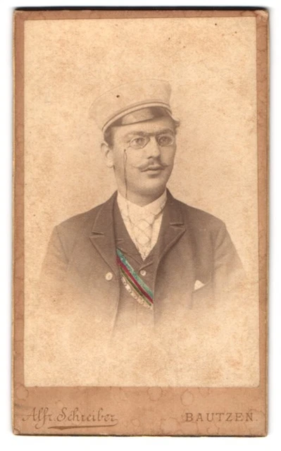 Fotografie Alfr. Schreiber, Bautzen, Student mit koloriertem Couleur und Zwicke