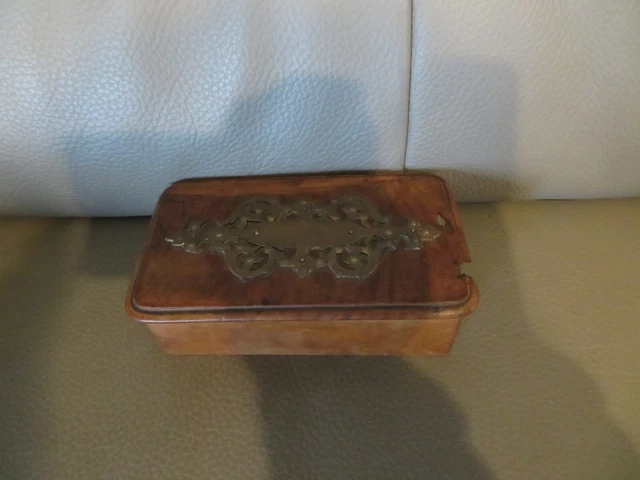 Ancienne Boîte En Bois Pyrogravée Et Fleurs Sculptées - Occasion En Bon état, Objet Vintage