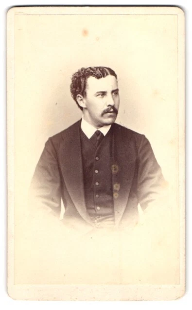 Fotografie Maler Buchner, Stuttgart, Portrait junger Mann mit lockigem Haar im