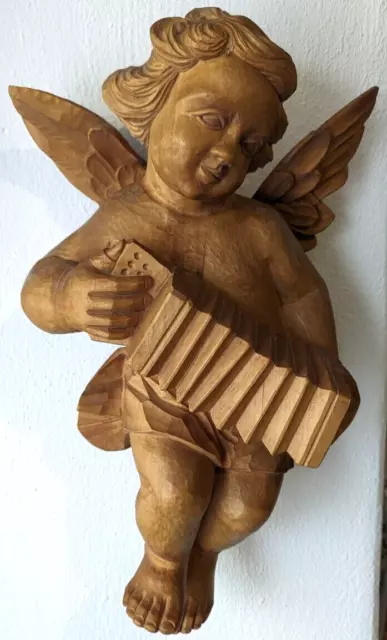 Große Engel Figur Putte Putti Putto musizierend Holz geschnitzt signiert A.H.