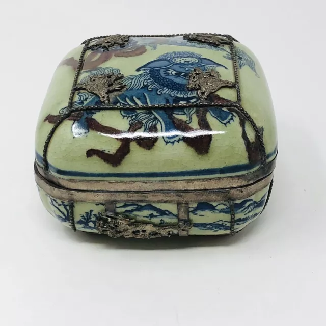 Chinese Qing Dynasty Antique Porcelain Box Foo Dog Yongzheng Period (1722-1735)