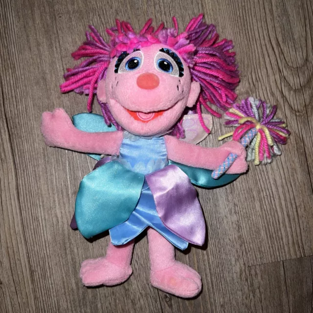 Muñeca de peluche ABBY CADABBY FAIRY 9"" Plaza Sésamo 2016 alas y varita juguete de peluche