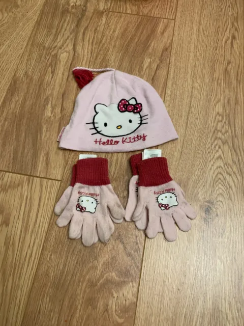 Cappello Hello Kitty età 1,5-4 e set di due paia di guanti.