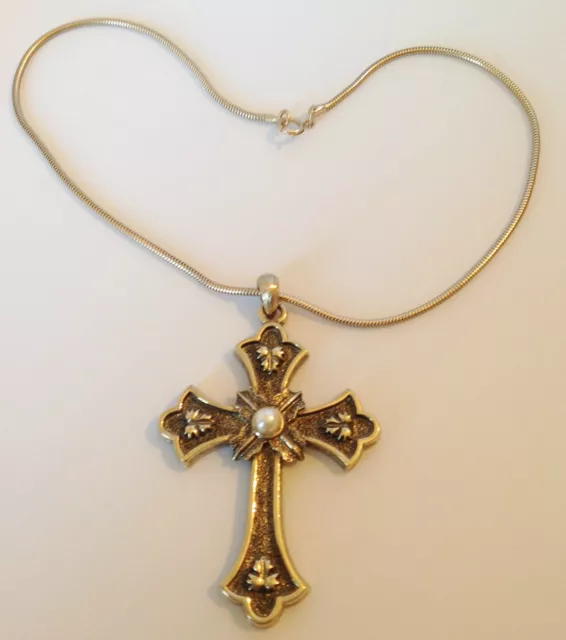 collier pendentif grande croix travaillé en relief couleur or perle blanche 250