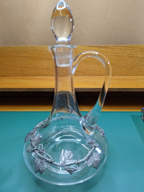 44 - CARAFE A VIN  avec  MOTIFS en ETAIN 30 cm
