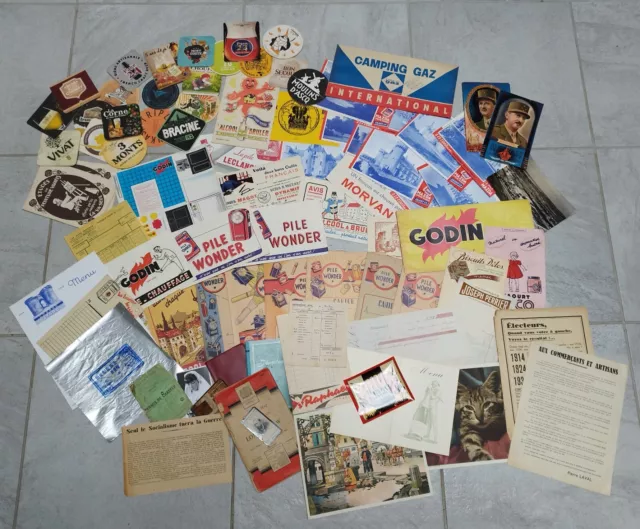 Lot de buvards, protège-cahiers, chapeaux publicitaire, menus, photos, papiers..