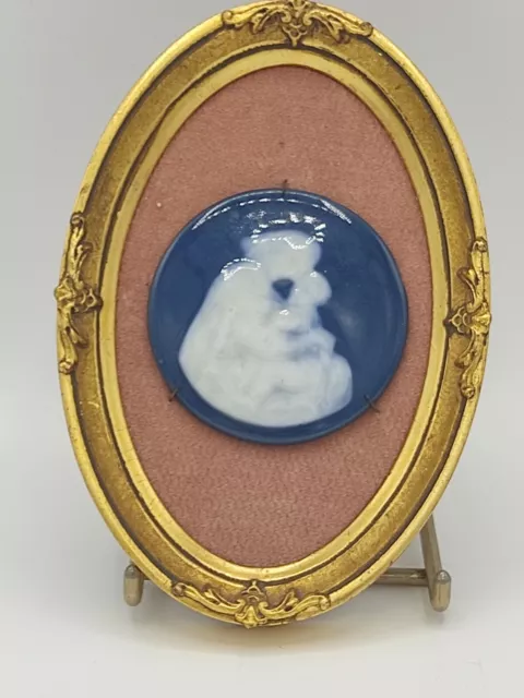 Tableau Petit cadre avec médaillon en porcelaine De Limoges Femme à l'enfant