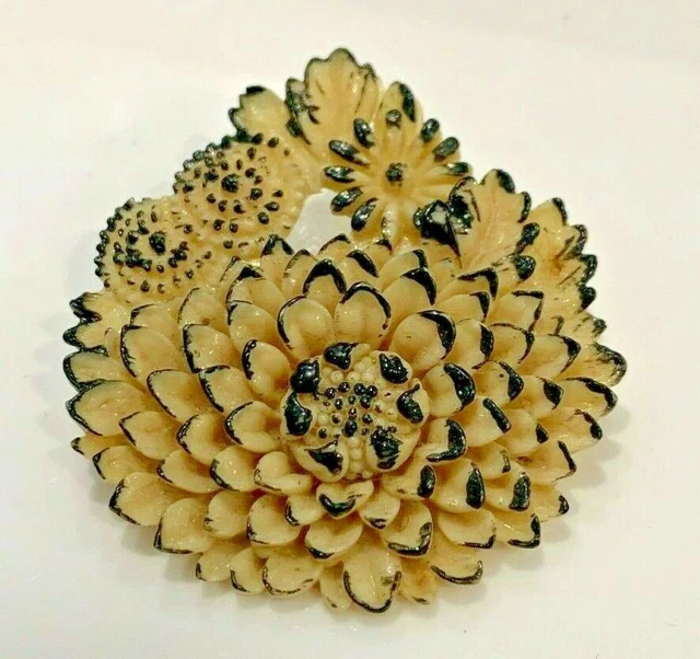 Ancienne broche une femme à la colombe en celluloïd et métal Ancienne broche une femme à la colombe en celluloïd et métal