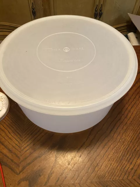 Tupperware Millionaire Line 12" Cake Carry All