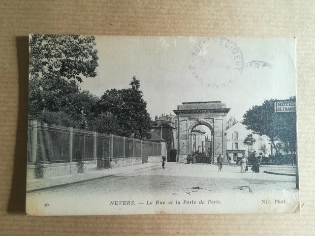 CPA - Nevers - Rue et Porte de Paris - 1915