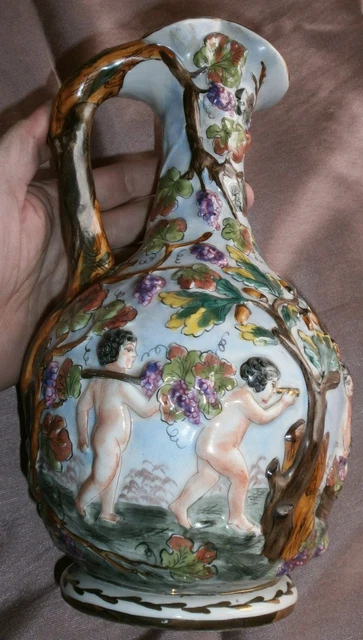 CAPODIMONTE Superbe pichet / aiguière en faïence polychrome & or - Putti Pampre