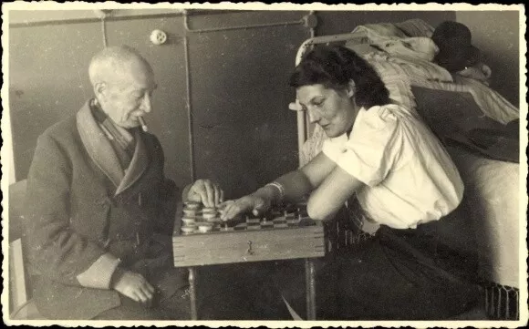 Foto Ak Alter Mann im Mantel mit Zigarre und Frau beim Damespiel,... - 10666801