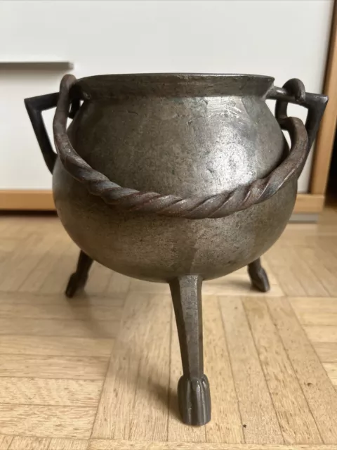 Bronze Grapen Groppen Dreibeinkessel Kochkessel Höhe ca 20 cm, massiv, 2,7 kg