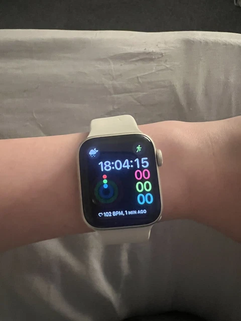 Apple Watch SE (2022) 40mm Starlight Aluminium Case with Starlight Sport Band...