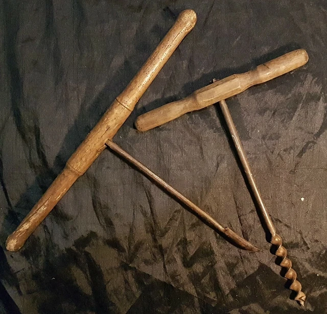 Lot De 4 Anciens Outils à Bois : Gouges, Vrille, Acier Et Bois, Sans Marque
