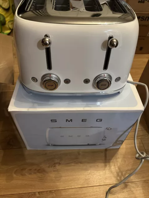 SMEG 50's Retro Style TSF03WHUK 4-Slice Toaster White - Small Bit Of Damage